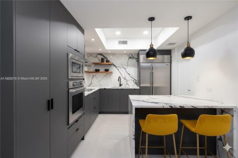 Condo in Hollywood, Florida, 1 bedroom  № 2021696 - photo 3