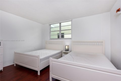 Condo in Hollywood, Florida, 1 bedroom  № 2021696 - photo 28