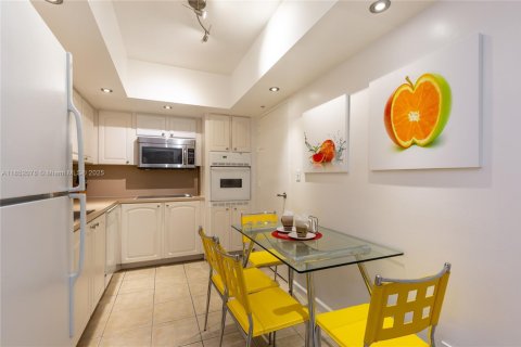 Condo in Hollywood, Florida, 1 bedroom  № 2021696 - photo 11