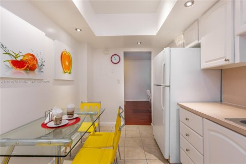 Condo in Hollywood, Florida, 1 bedroom  № 2021696 - photo 12