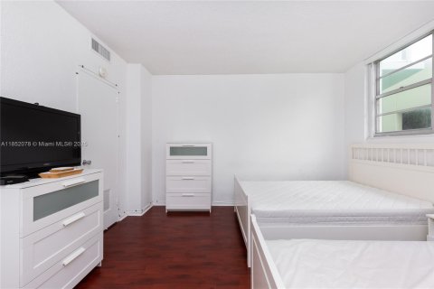 Condo in Hollywood, Florida, 1 bedroom  № 2021696 - photo 27