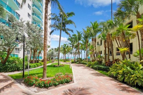 Condo in Hollywood, Florida, 1 bedroom  № 2021696 - photo 10
