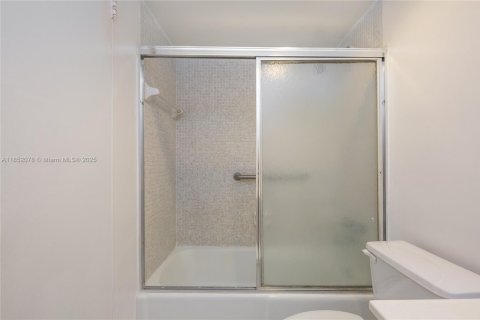 Condo in Hollywood, Florida, 1 bedroom  № 2021696 - photo 16