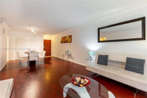 Condo in Hollywood, Florida, 1 bedroom  № 2021696 - photo 24