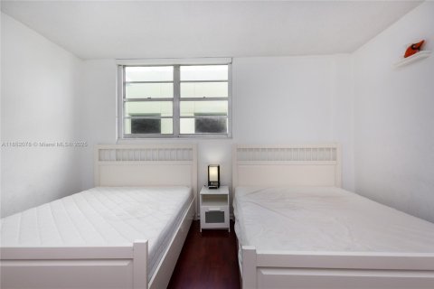 Condo in Hollywood, Florida, 1 bedroom  № 2021696 - photo 26