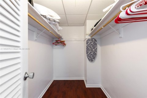 Condo in Hollywood, Florida, 1 bedroom  № 2021696 - photo 29