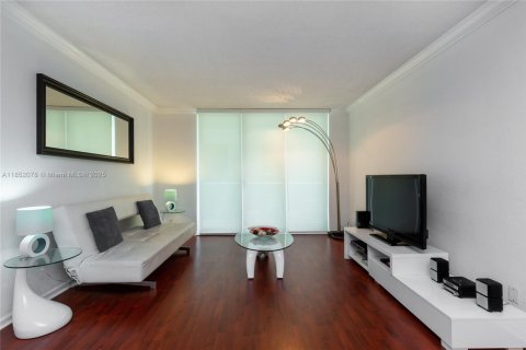 Condo in Hollywood, Florida, 1 bedroom  № 2021696 - photo 2