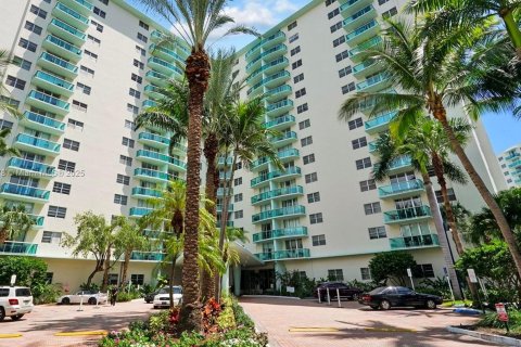 Condo in Hollywood, Florida, 1 bedroom  № 2021696 - photo 7