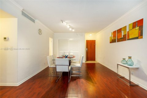 Condo in Hollywood, Florida, 1 bedroom  № 2021696 - photo 21
