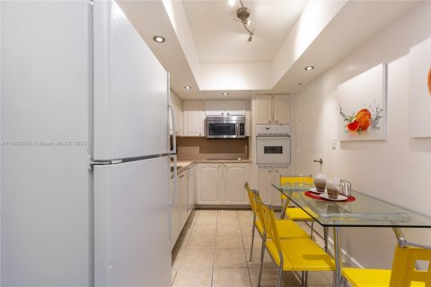 Condo in Hollywood, Florida, 1 bedroom  № 2021696 - photo 4