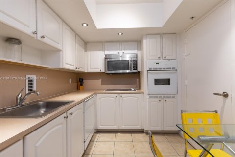 Condo in Hollywood, Florida, 1 bedroom  № 2021696 - photo 14