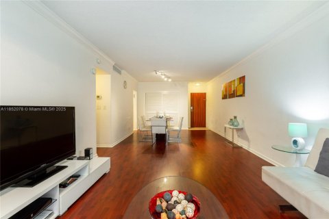 Condo in Hollywood, Florida, 1 bedroom  № 2021696 - photo 23