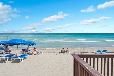 Condo in Hollywood, Florida, 1 bedroom  № 2021696 - photo 9