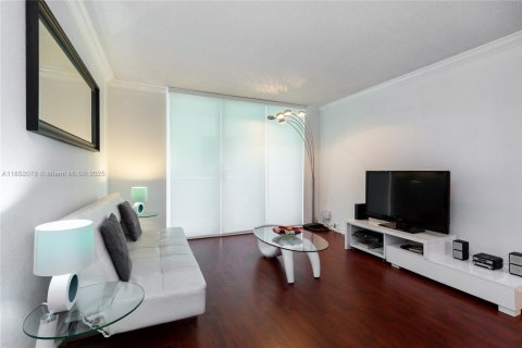 Condo in Hollywood, Florida, 1 bedroom  № 2021696 - photo 25