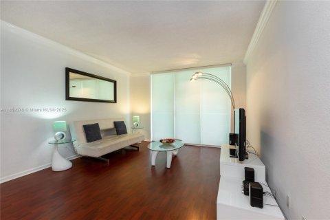 Condo in Hollywood, Florida, 1 bedroom  № 2021696 - photo 17