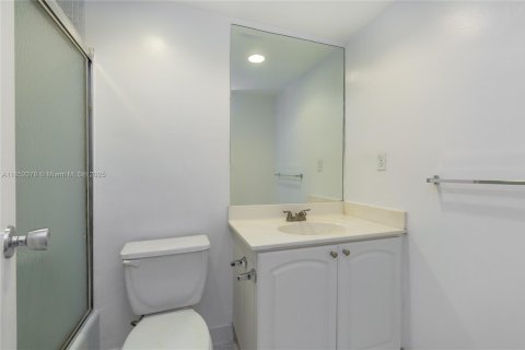 Condo in Hollywood, Florida, 1 bedroom  № 2021696 - photo 15