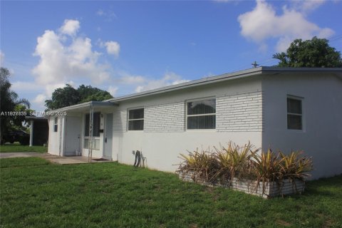 Снять в аренду виллу или дом в Холливуд, Флорида 4 спальни, 157.93м2, № 1988128 - фото 1