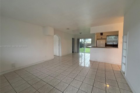 Снять в аренду виллу или дом в Холливуд, Флорида 4 спальни, 157.93м2, № 1988128 - фото 2