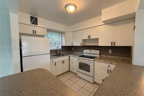 Снять в аренду виллу или дом в Холливуд, Флорида 4 спальни, 157.93м2, № 1988128 - фото 5