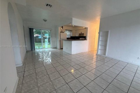 Снять в аренду виллу или дом в Холливуд, Флорида 4 спальни, 157.93м2, № 1988128 - фото 3