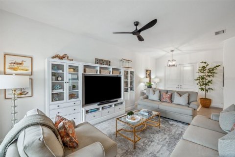 Casa en venta en Wesley Chapel, Florida, 6 dormitorios, 382.01 m2 № 1772087 - foto 6