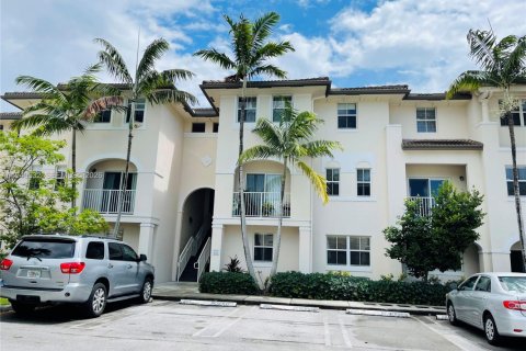 Снять в аренду кондоминиум в Дорал, Флорида 3 спальни, 112.13м2, № 1997745 - фото 1