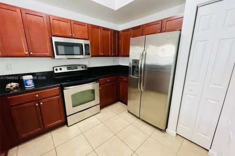 Снять в аренду кондоминиум в Дорал, Флорида 3 спальни, 112.13м2, № 1997745 - фото 3