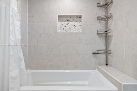 Condominio en venta en North Miami Beach, Florida, 2 dormitorios, 139.35 m2 № 2030928 - foto 21