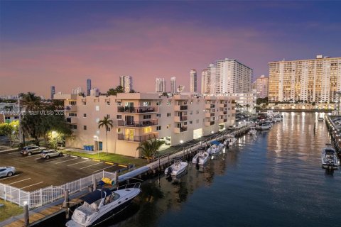 Condominio en North Miami Beach, Florida, 2 dormitorios  № 2030928