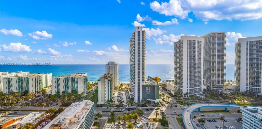 Кондоминиум с 2 спальнями в Холливуд, Флорида № 1958875