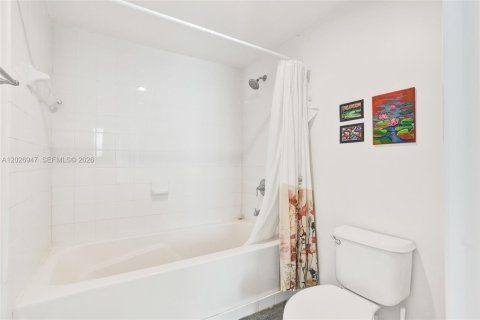 Купить кондоминиум в Майами, Флорида 3 спальни, 138.98м2, № 2146475 - фото 16