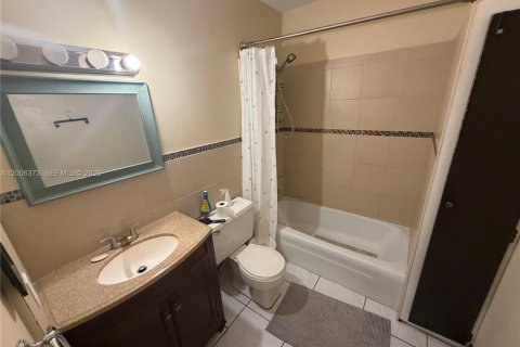 Condominio en alquiler en Fort Lauderdale, Florida, 1 dormitorio, 70.23 m2 № 2075101 - foto 16