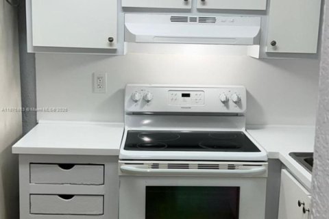 Снять в аренду кондоминиум в Хайалиа, Флорида 2 спальни, 80.82м2, № 1928972 - фото 1