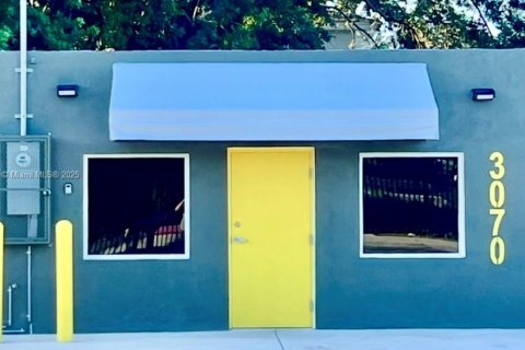 Купить коммерческую недвижимость в Майами, Флорида № 1971406 - фото 1