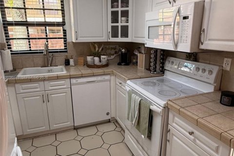 Снять в аренду таунхаус в Майами, Флорида 3 спальни, 116.87м2, № 2085481 - фото 10
