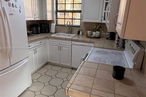 Снять в аренду таунхаус в Майами, Флорида 3 спальни, 116.87м2, № 2085481 - фото 9