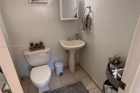 Снять в аренду таунхаус в Майами, Флорида 3 спальни, 116.87м2, № 2085481 - фото 11