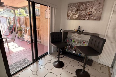 Снять в аренду таунхаус в Майами, Флорида 3 спальни, 116.87м2, № 2085481 - фото 8