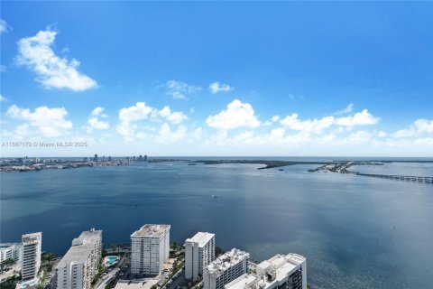 Condo in Miami, Florida, 3 bedrooms  № 1943416 - photo 1