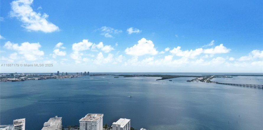 Condo in Miami, Florida, 3 bedrooms № 1943416