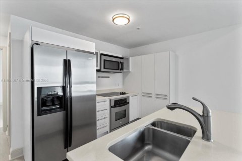 Condo in Miami, Florida, 1 bedroom  № 1696341 - photo 13