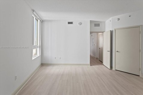 Condo in Miami, Florida, 1 bedroom  № 1696341 - photo 15