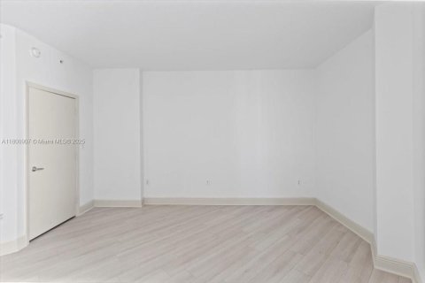 Condo in Miami, Florida, 1 bedroom  № 1696341 - photo 16