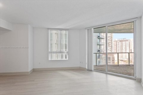 Condo in Miami, Florida, 1 bedroom  № 1696341 - photo 4