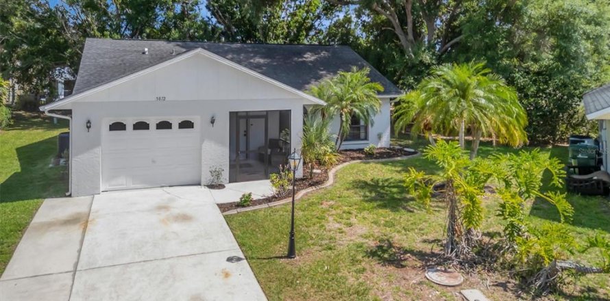 House in Sarasota, Florida 3 bedrooms, 127.55 sq.m. № 2157143