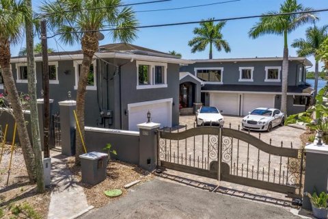 Casa en Saint Petersburg, Florida 7 dormitorios, 675.31 m2 № 2380974