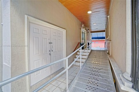 Propiedad comercial en venta en Miami, Florida № 2158619 - foto 20