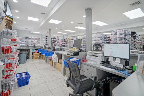 Propiedad comercial en venta en Miami, Florida № 2158619 - foto 18