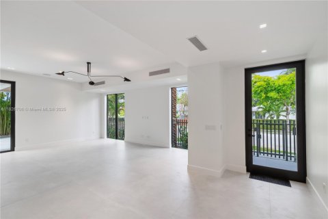 Casa en venta en Miami, Florida, 5 dormitorios, 372.35 m2 № 1799571 - foto 20