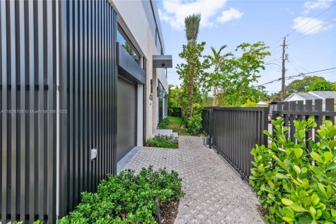 Casa en venta en Miami, Florida, 5 dormitorios, 372.35 m2 № 1799571 - foto 5